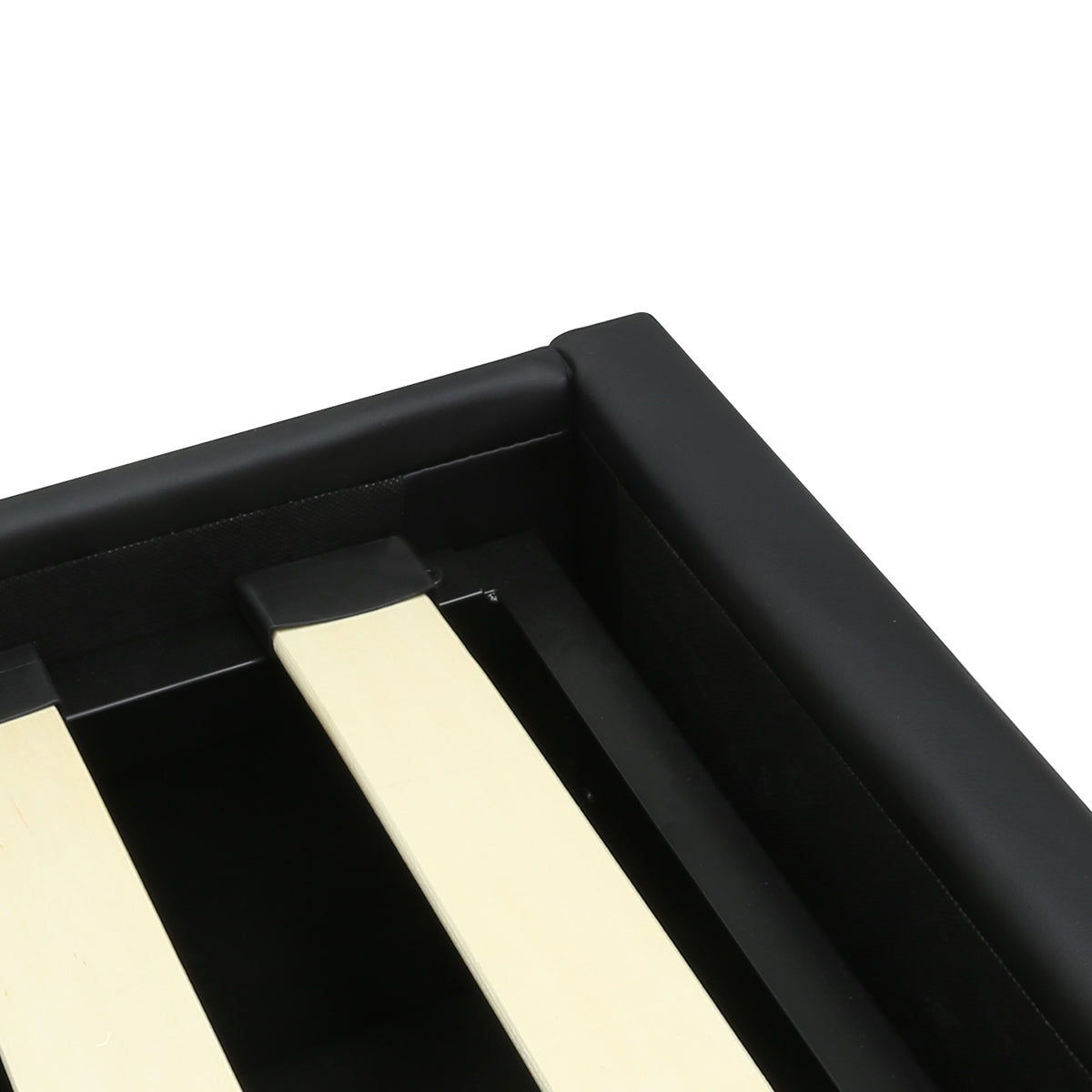 Détail du sommier du lit plateforme LANCE 140x190 cm avec coffre de rangement en finition PU noire