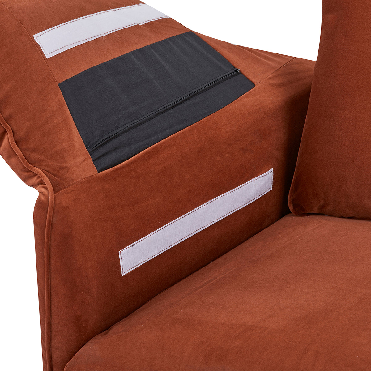 Détail de la manchette ouverte du canapé 2 places YORK en finition velours terracotta